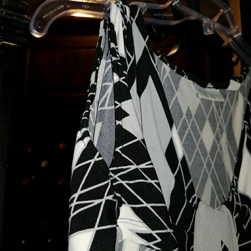 NY&Co Cold Shoulder Scoop Neck Top - Picture 4 of 6